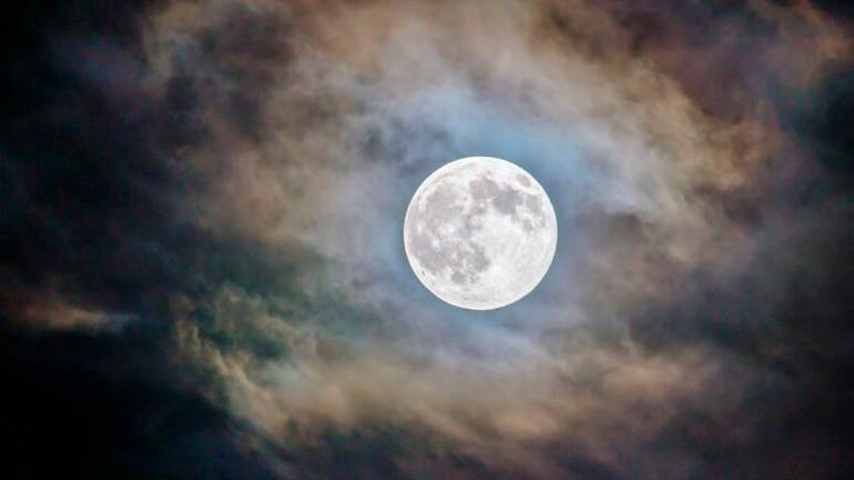 Ponoči bo na nebu vidna modra luna