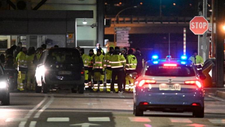 Delavec z viličarjem padel v morje in umrl