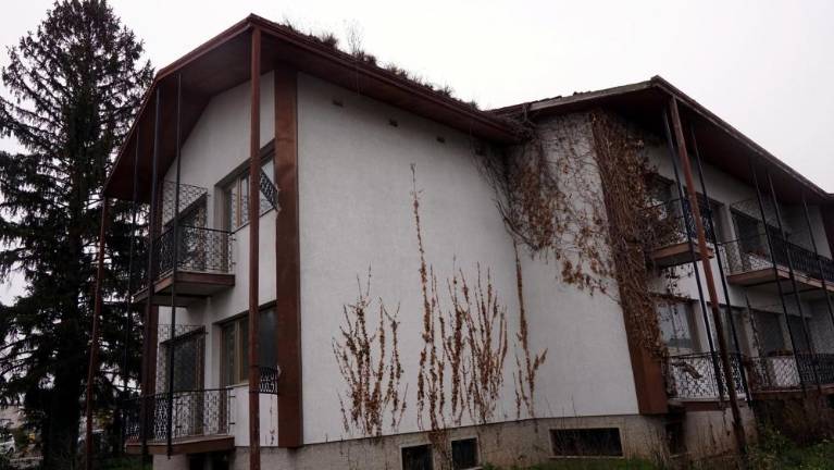 Nastanitvene zmogljivosti še naprej skromne