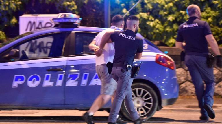 V tovornem delu kombija brez oken in zračnikov prevažal 19 migrantov