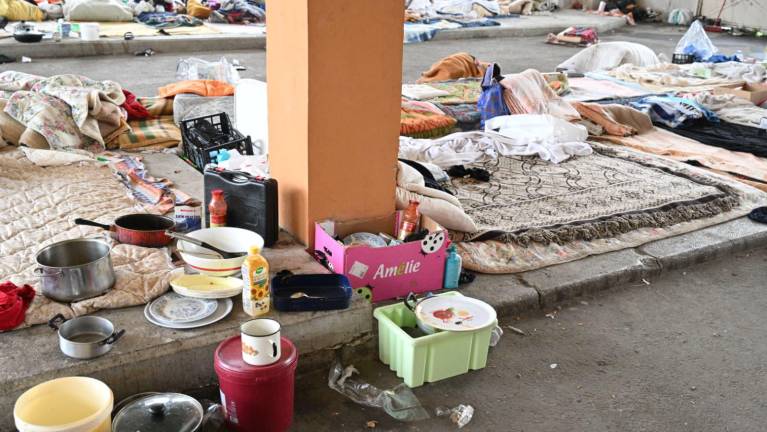 Iz Starega pristanišča odvedli okrog 100 migrantov