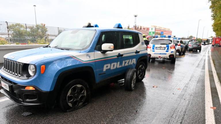 V nesrečo vpleteni policijski patrulji in dva avtomobila