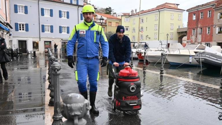 Zaradi visokega plimovanja Milje pod vodo