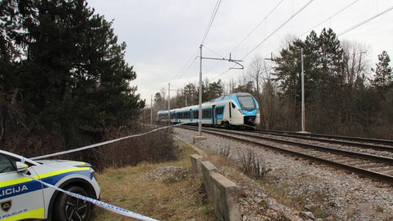 Vzrok nesreče na železniških tirih je najverjetneje človeška napaka