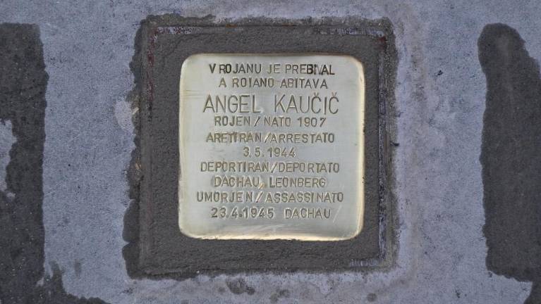 Trst bogatejši za trinajst novih spotikavcev