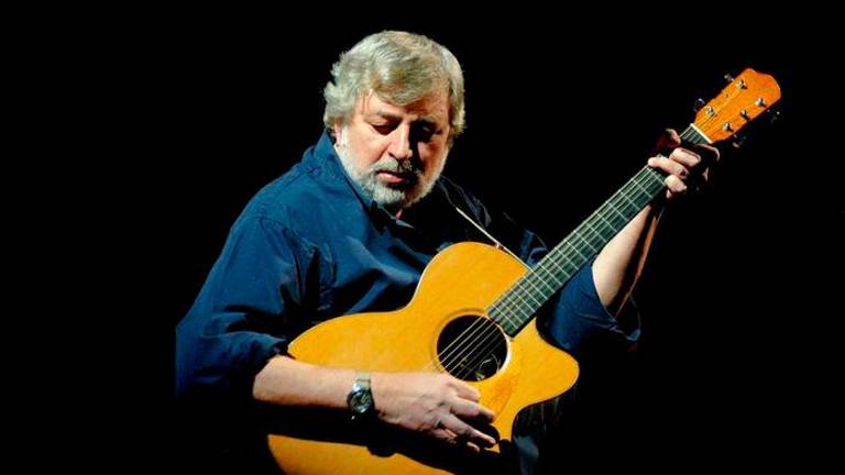 Umrl legendarni italijanski kantavtor Francesco Guccini