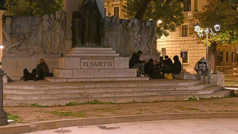 Migranti naj ne spijo več pod zvezdami