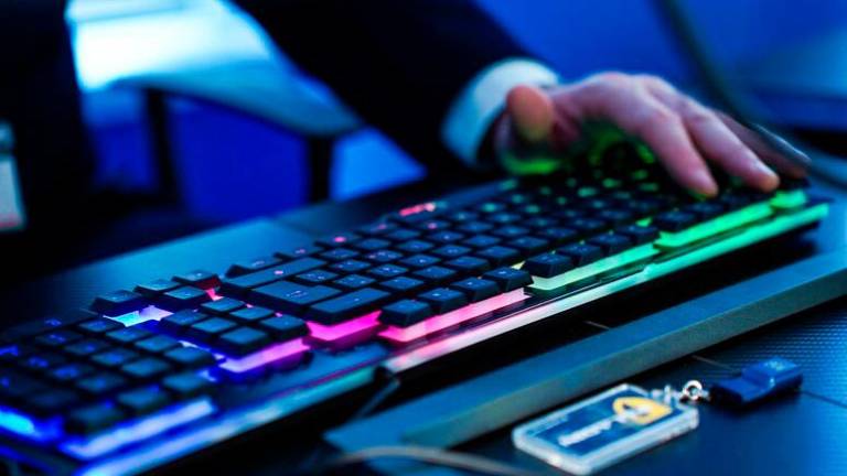 Gospodarsko družbo in moškega ogoljufali za več deset tisoč evrov