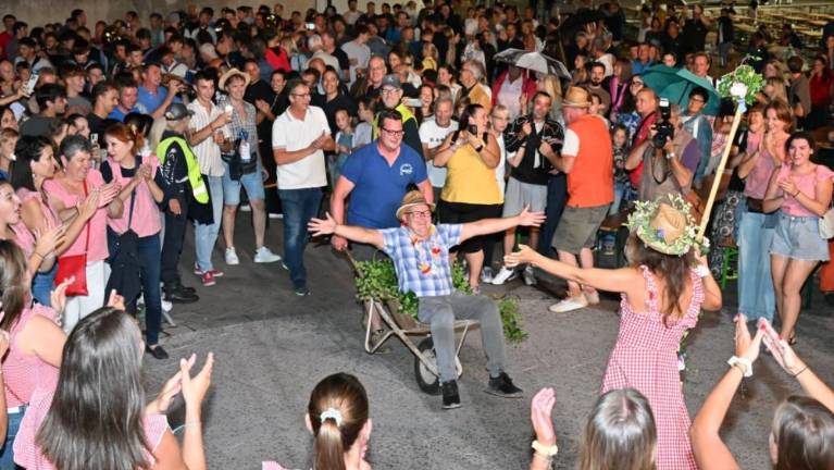 Z ženinom skakali po klopeh, nevesta opravila vse »preizkuse«