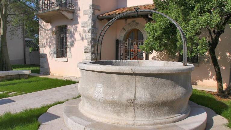 H gradnji komunske štirne je prispeval sam cesar