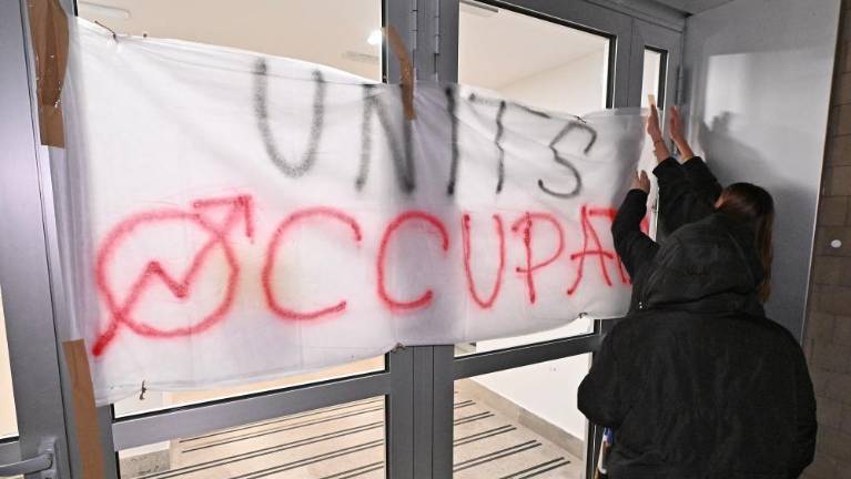 Študenti zapustili univerzitetno poslopje