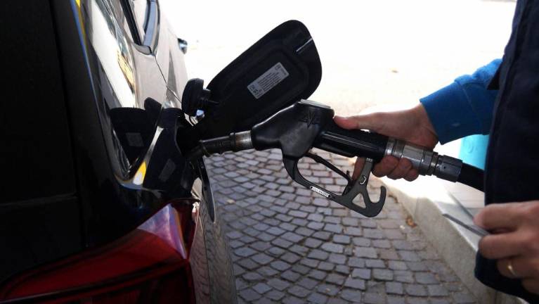 V Sloveniji podražitev bencina in pocenitev dizla