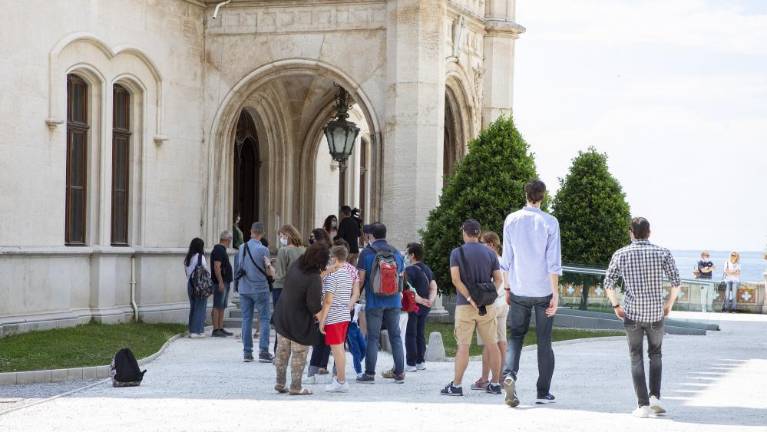 V grajske sobane so se vrnili obiskovalci