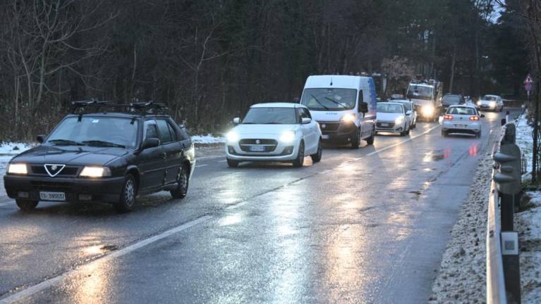Na Krasu poledica povzroča prometne nesreče in zastoje