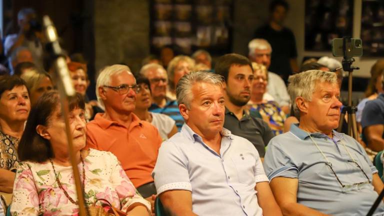 Pevski poklon Oliverju Dragojeviću