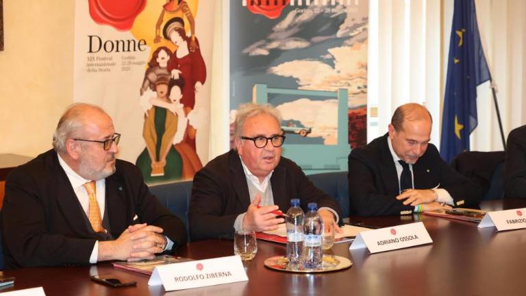 Tristo gostov bo razpravljalo o ženskah