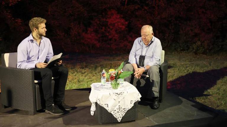 Navezan je na Julijce in obenem tudi na Kras