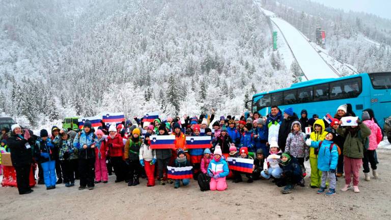 V Planici so danes bili na povabilo podpredsednika vlade in ministra za Slovence v zamejstvu in po svetu tudi učenci in dijaki šestih slovenskih šol iz Trsta in Gorice (USZS)