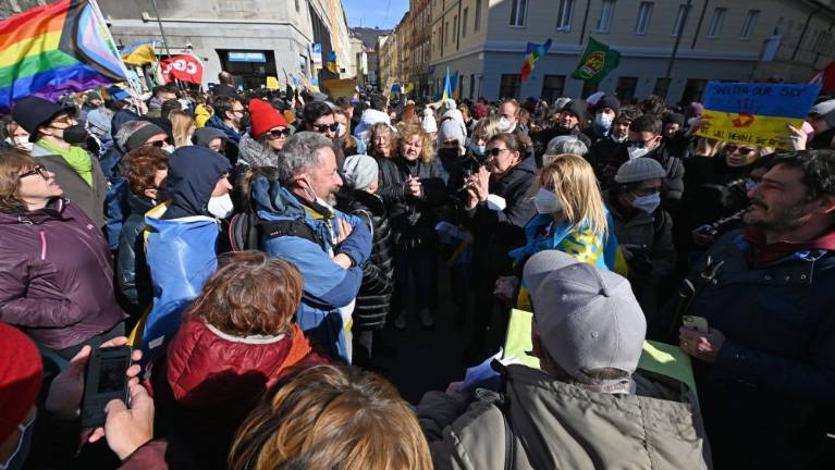 Tudi mir lahko govori dva različna jezika