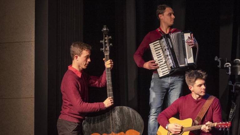 »Pojte na ves glas in kar vas je!«