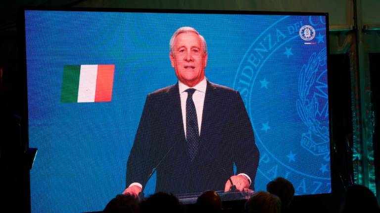 Simbol dialoga, upanja in preseganja meja (foto in video)