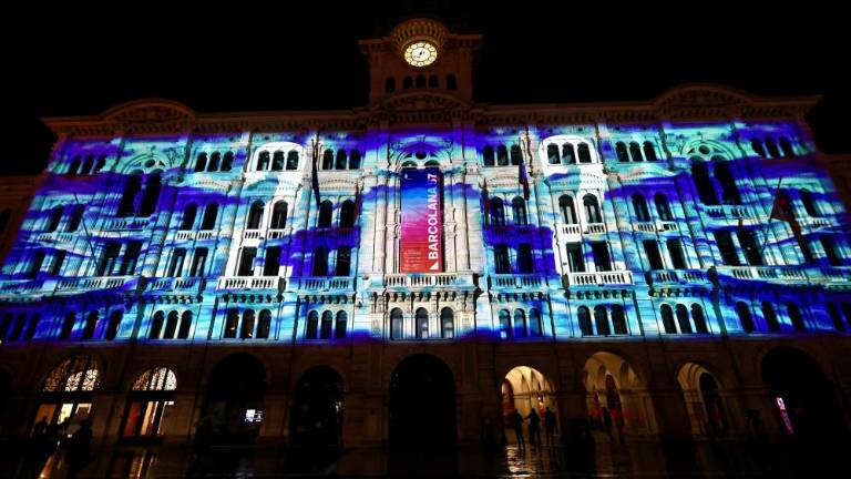 Oceanske globine na pročelju Mestne hiše