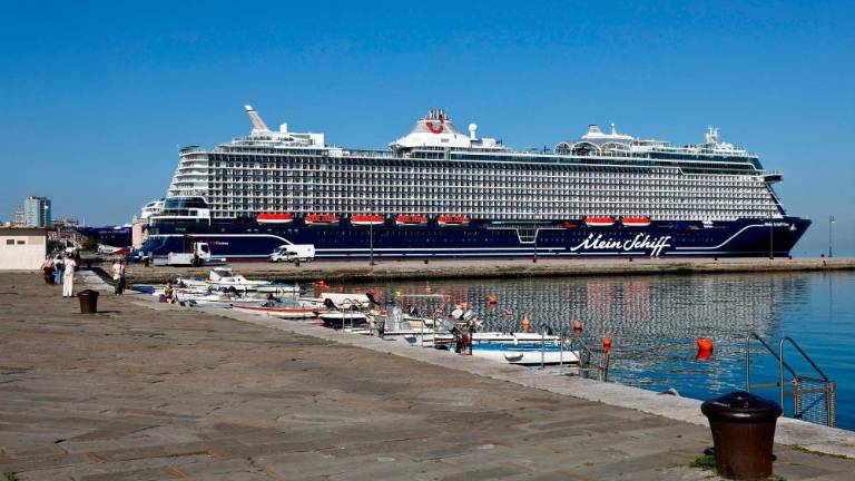 Ladjo Mein Schiff Flow bodo drevi na tržaškem nabrežju krstili z ognjemetom