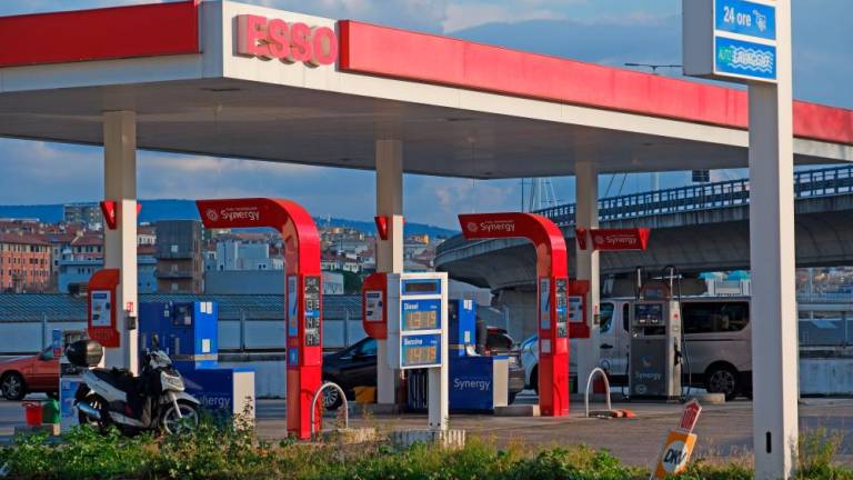 Izredni popust na bencin v FJK le še do konca aprila