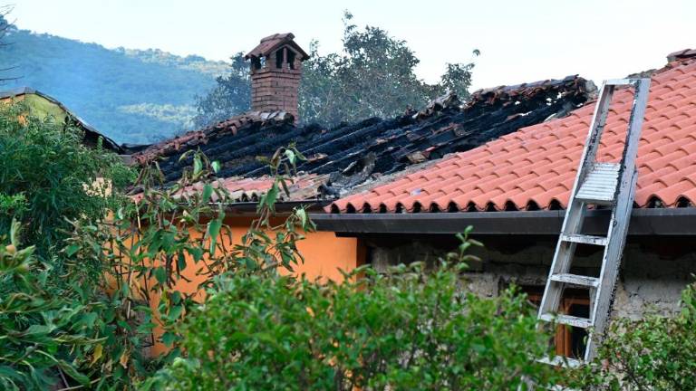 V Krogljah silovit požar uničil hišo