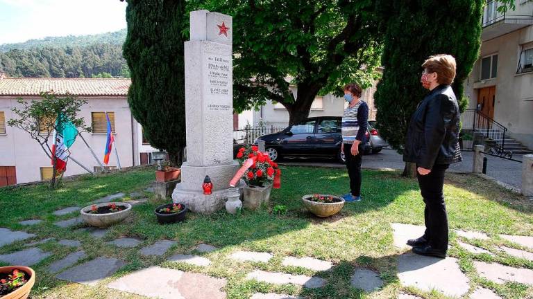 Spoštljiv poklon padlim ob 25. aprilu