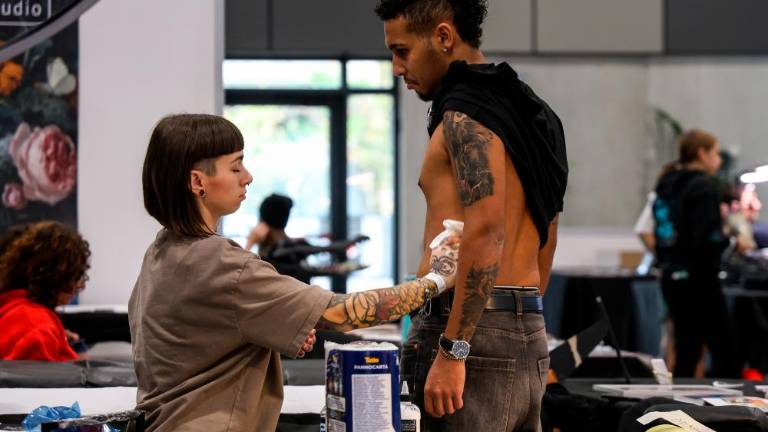 Umetniki tetovaž in piercingov v Starem pristanišču