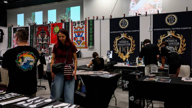 Umetniki tetovaž in piercingov v Starem pristanišču