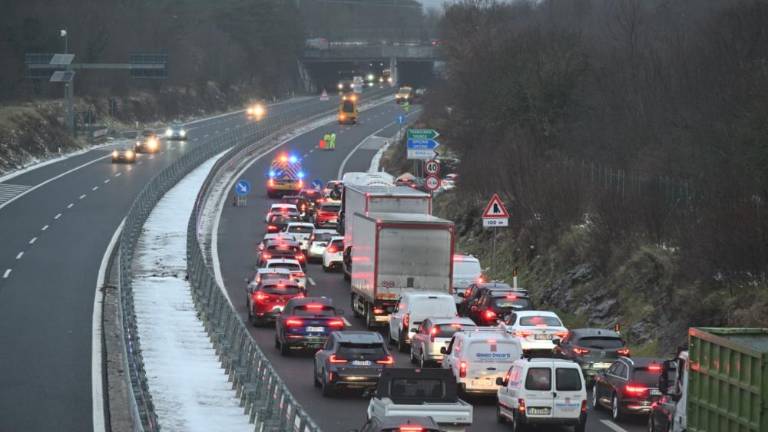 Na Krasu poledica povzroča prometne nesreče in zastoje