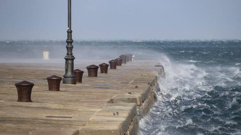 Burja bo pihala vse do jutrišnjega popoldneva