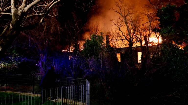 V Trstu zgorela zapuščena stavba (foto in video)