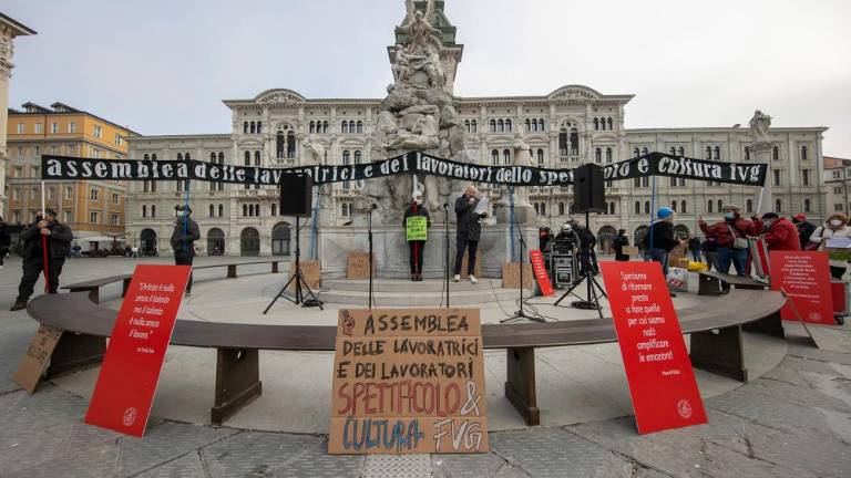 V največjih težavah delavci iz zaodrja