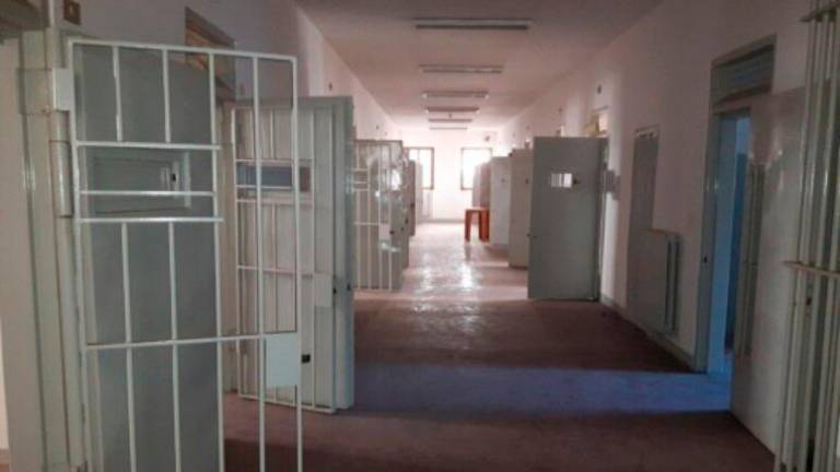 Požar v videmskem zaporu, dva zapornika prepeljali v bolnišnico