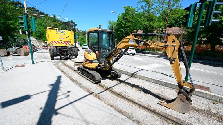 Na tramvajskih tračnicah že pripravljen bager z mogočnimi kleščami