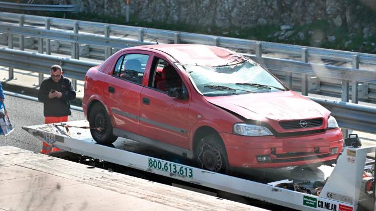 Na avtocestnem priključku avtomobil pristal na strehi