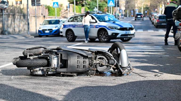 V Ulici Locchi trčila avtomobil in skuter