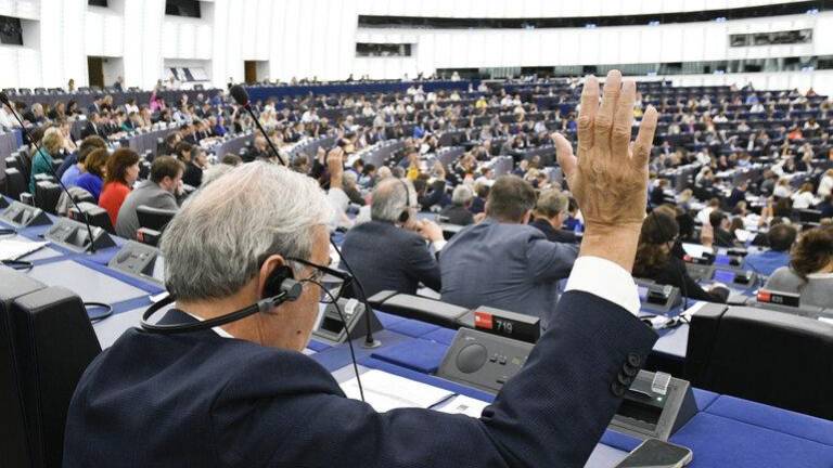 Evropski parlament pozivajo, naj prepove vohunjenje za novinarji