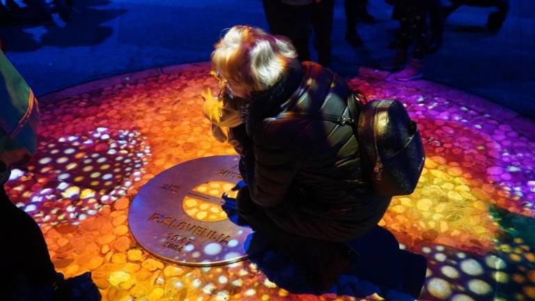 Čezmejni trg praznično osvetljen