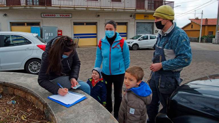 Zbiranje podpisov proti fašistični propagandi s polno paro