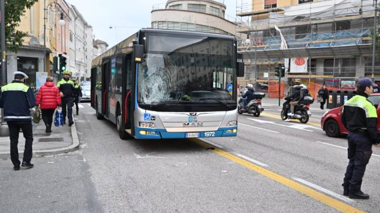Pri Stari mitnici avtobus zbil mlada pešca, dekle je hudo poškodovano