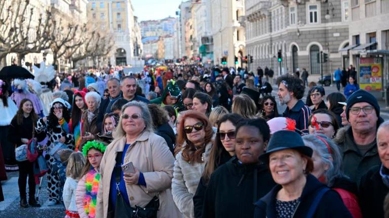 Višek Tržaškega pusta s pisanim sprevodom po mestnih ulicah