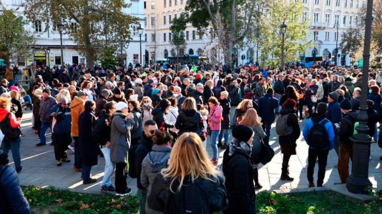 V Trstu okoli osem tisoč protestnikov proti covidnemu potrdilu (video)