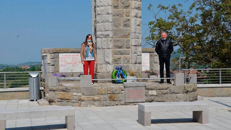 Spoštljiv poklon padlim ob 25. aprilu