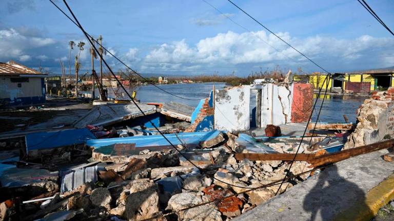 Orkan Melissa povzročil več deset smrti in ogromno škodo na Karibih