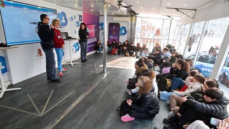 Policisti proti goljufijam in nasilju nad ženskami ter za varno uporabo spleta