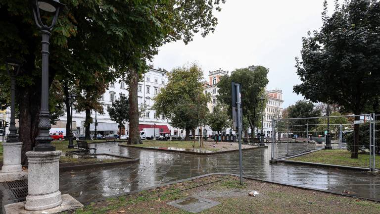 Milijonski rebalans tudi za ograjo okoli Trga Libertà